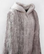 Luxusný kožušinový dámsky kabát s kapucňou, pletený z norky. Farba šedobiela
